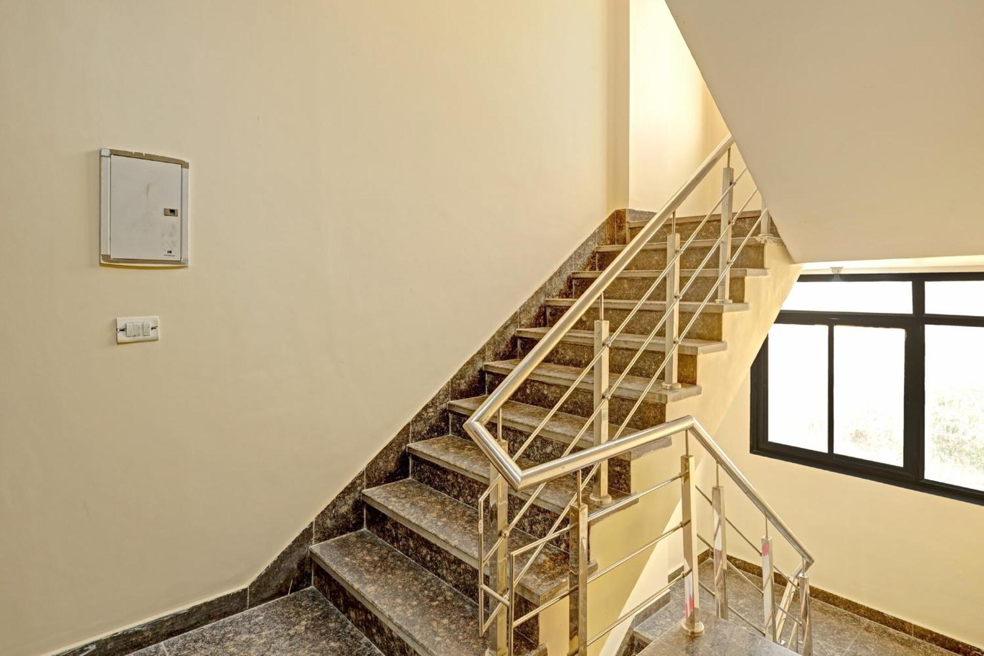 Hotel O A.K Palace Ню Делхи Екстериор снимка